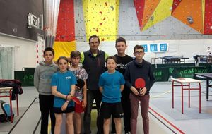 Yanis, Louann, Amaury, Nonna, Thomas, Vincent en compagnie de leur professeur de sport.
