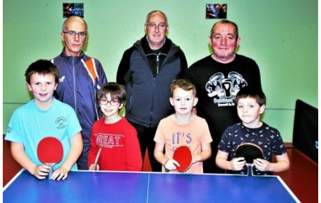 Les très jeunes à la table